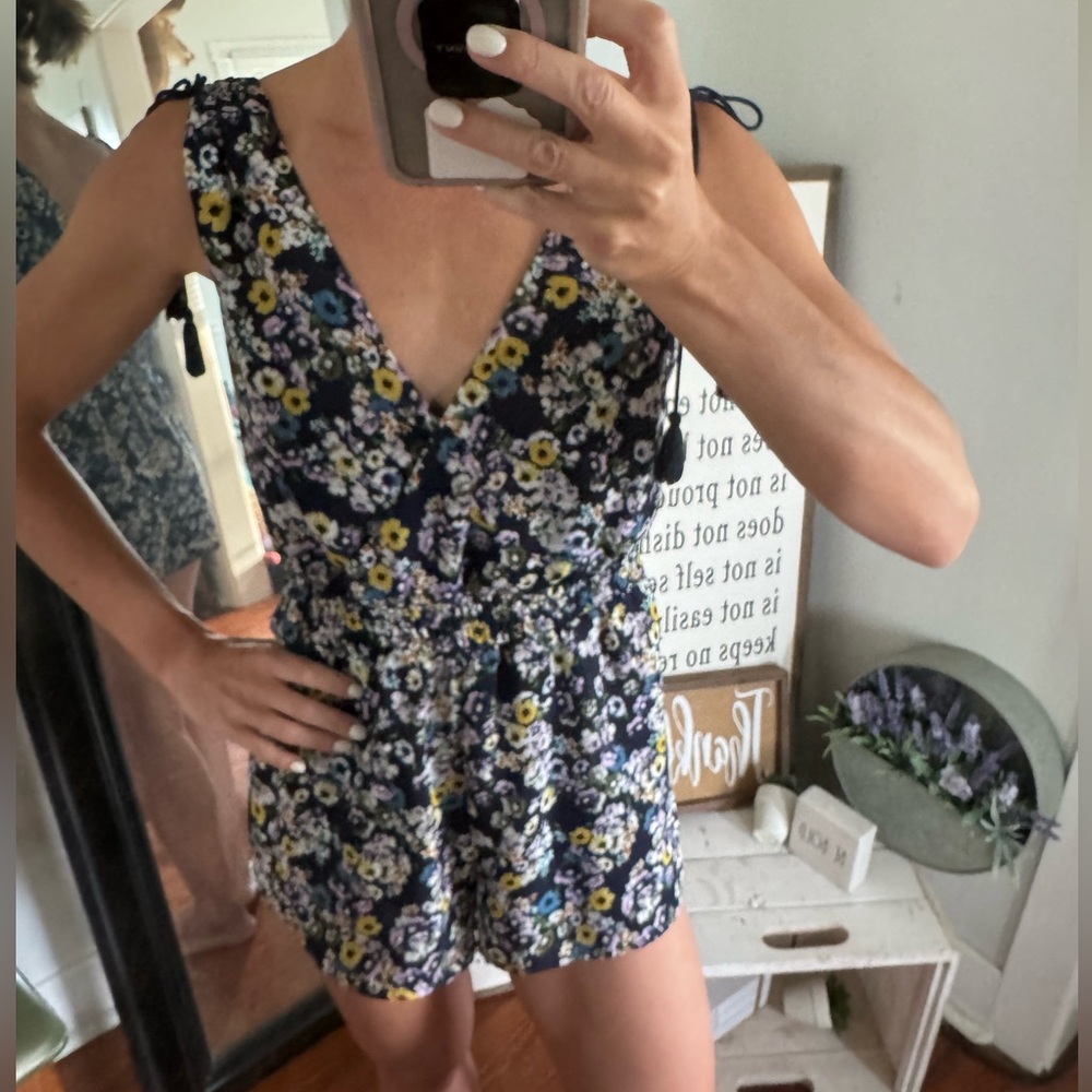 Cupcakes And Cashmere Women’s Sz XS Meadow Romper in Lapis Dainty Floral